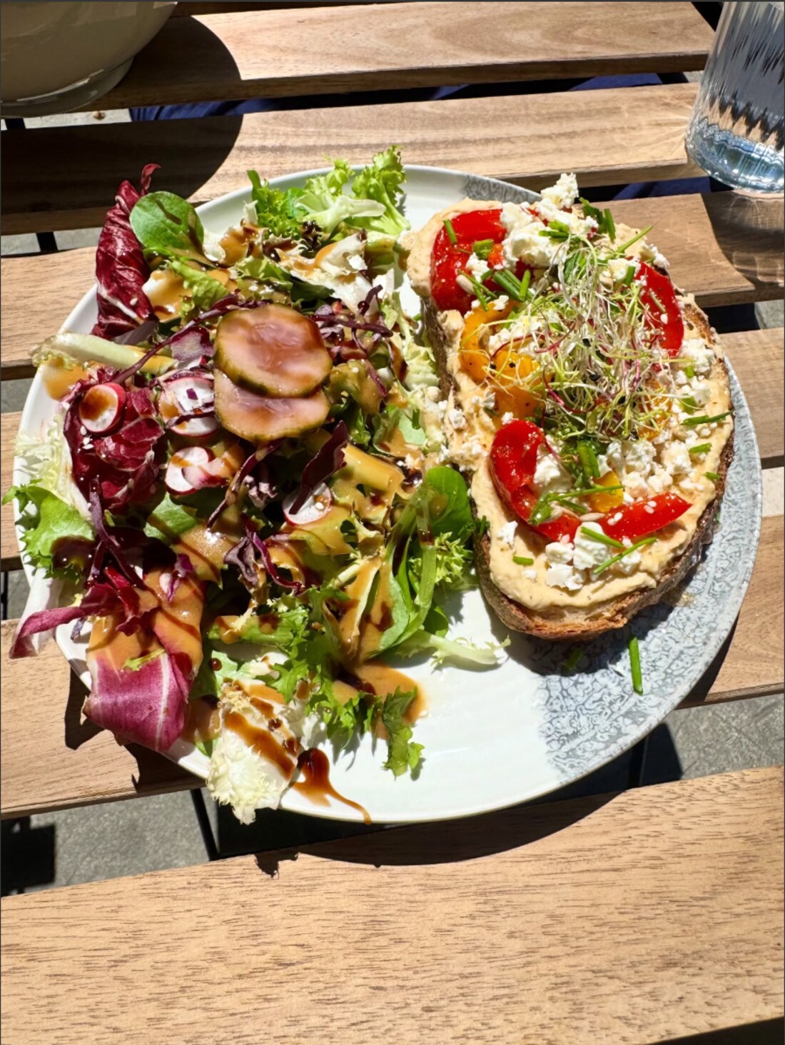 Salade de saison et tartine houmous